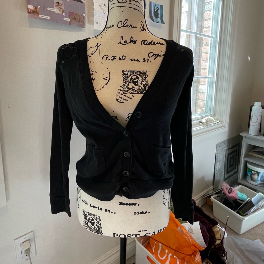 Gothic mini lace cardigan in black